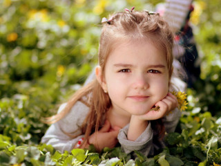 Little girl grass hands chin 6 - a little girl free wallpaper