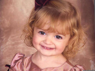 Little girl big bow pink - free portrait wallpaper