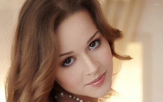 Woman long hair pearls necklace 3 - a pearl necklace free wallpaper