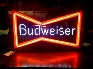 Neon sign budweiser dark room - allen tupper true free wallpaper