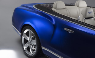 Blue car white top silver - a studio free wallpaper