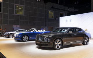 Cars display building people looking - a group of cars free wallpaper for desktop