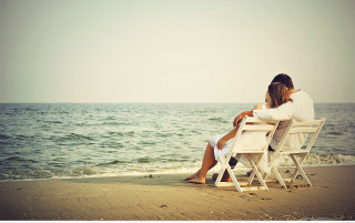 Couple beach ocean sunny day - a couple sitting free wallpaper