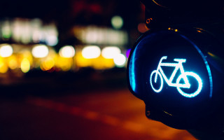 Traffic light bicycle symbol nighttime - a traffic light free wallpaper