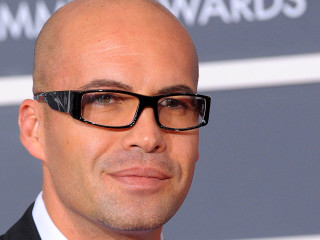 Bald man glasses suit redcarpet - glass free wallpaper