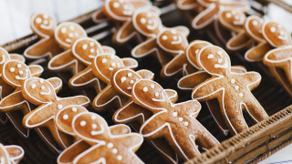 Basket cookies gingerbread men white - food photography free wallpaper for desktop