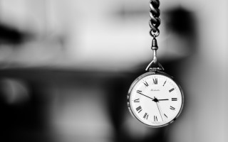Clock hanging chain window blurry - les automatiste free wallpaper