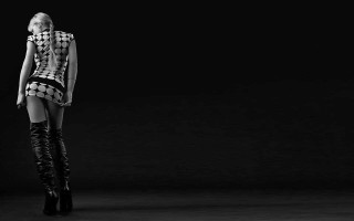 Woman dress boots dark room - a black backdrop free wallpaper for desktop