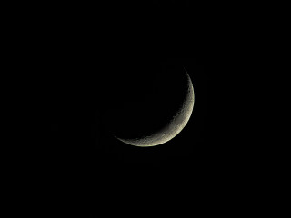 Crescent moon dark sky building - a crescent moon free wallpaper for desktop