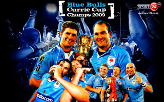 Men holding trophy smiling group - a trophy free wallpaper