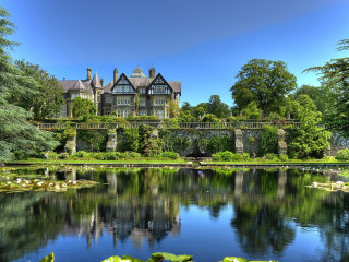 Large house pond bridge background - a large house free wallpaper