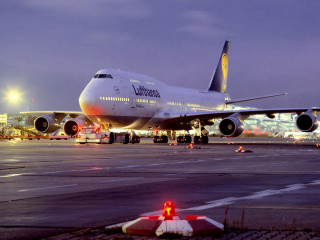 Jetliner airport tarmac night lights - top of an airport tarmac free wallpaper