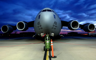 Jetliner airport tarmac night sky 5 - top of an airport tarmac free wallpaper