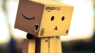 Yellow amazon box smiling face - a face free wallpaper for desktop