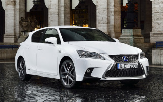 White car building street columns - a wet street free wallpaper