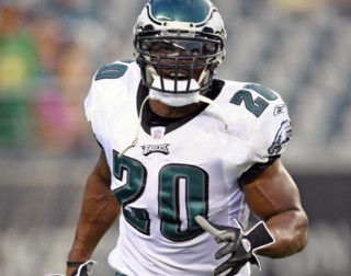 Football player running ball helmet 7 - charles alston free wallpaper