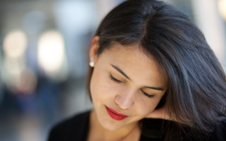 Woman red lipstick cell phone - she free wallpaper