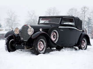 Old black car snow driveway - an art deco sculpture free wallpaper