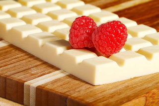 Raspberries white chocolate bar wooden - a wooden cutting board free wallpaper
