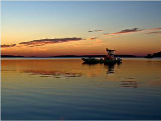 Boat floating water sunset sky - a boat free wallpaper for desktop