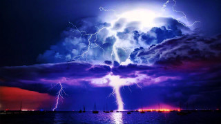 Lightning storm water boats purple - dramatic lightning free wallpaper