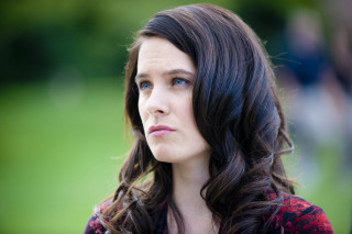 Woman longhair redshirt serious portrait - the side with free wallpaper