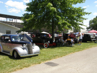 Antique cars parked road building - the side of a road next free wallpaper