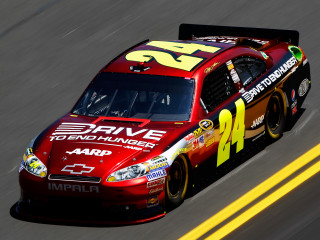 Red car race track number 2 - a yellow stripe free wallpaper