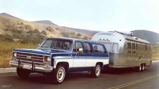 Truck towing trailer on road - a trailer free wallpaper