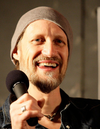 Bearded man beanie microphone portrait - a hat free wallpaper