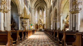 Church checkered floor romanesque flemish - a large cathedral free wallpaper