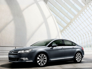 Car parked parking lot building 2 - a parking lot next free wallpaper