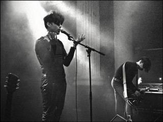 Man microphone stage stool performance - another man free wallpaper