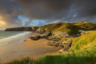 Beach cliff house cloudy sky - dramatic light free wallpaper