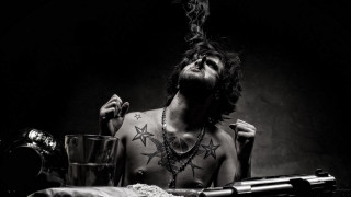 Man gun water glass cigarette - his hand and a cigarette free wallpaper for desktop