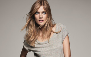 Woman longhair grayshirt pose blondelook - dull free wallpaper