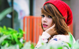 Woman red hat looking distance - she free wallpaper