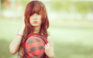 Alice prin woman holding hat - a green background and a blurry background free wallpaper