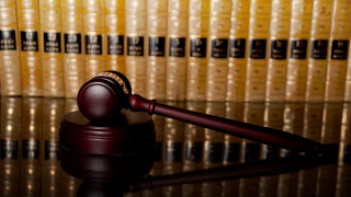 Judge gavel table law books - rendered free wallpaper for desktop