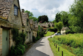 Narrow road stone building car - narrow free wallpaper