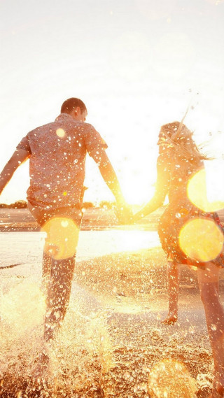 Couple people standing water frisbee - summer free wallpaper for mobile