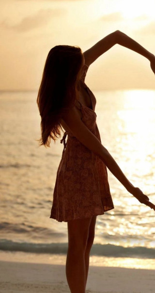 Woman beach frisbee man holding - beach free wallpaper for mobile