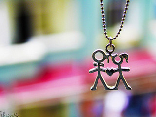 Couple holding hands chain necklace - free love wallpaper