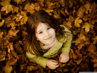 Little girl smiling leaves ground - little free wallpaper