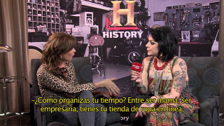 Woman talking man couch room - fashion free wallpaper