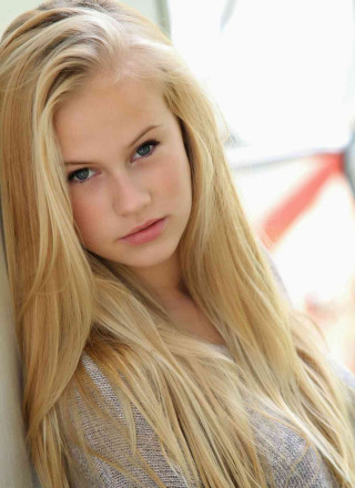Emma geary blonde hair headshot - leaning free wallpaper for mobile