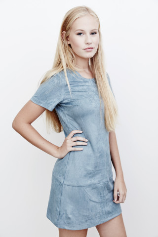 Woman posing short dress hands - short free wallpaper for mobile