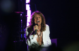 Woman singing microphone dark room - free love wallpaper