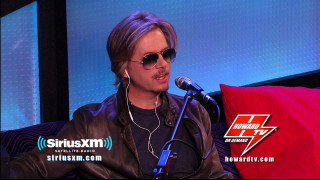 Man headphones microphone red pillow - headphone free wallpaper