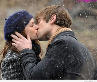 Man woman kissing rain hat - a blue hat free wallpaper